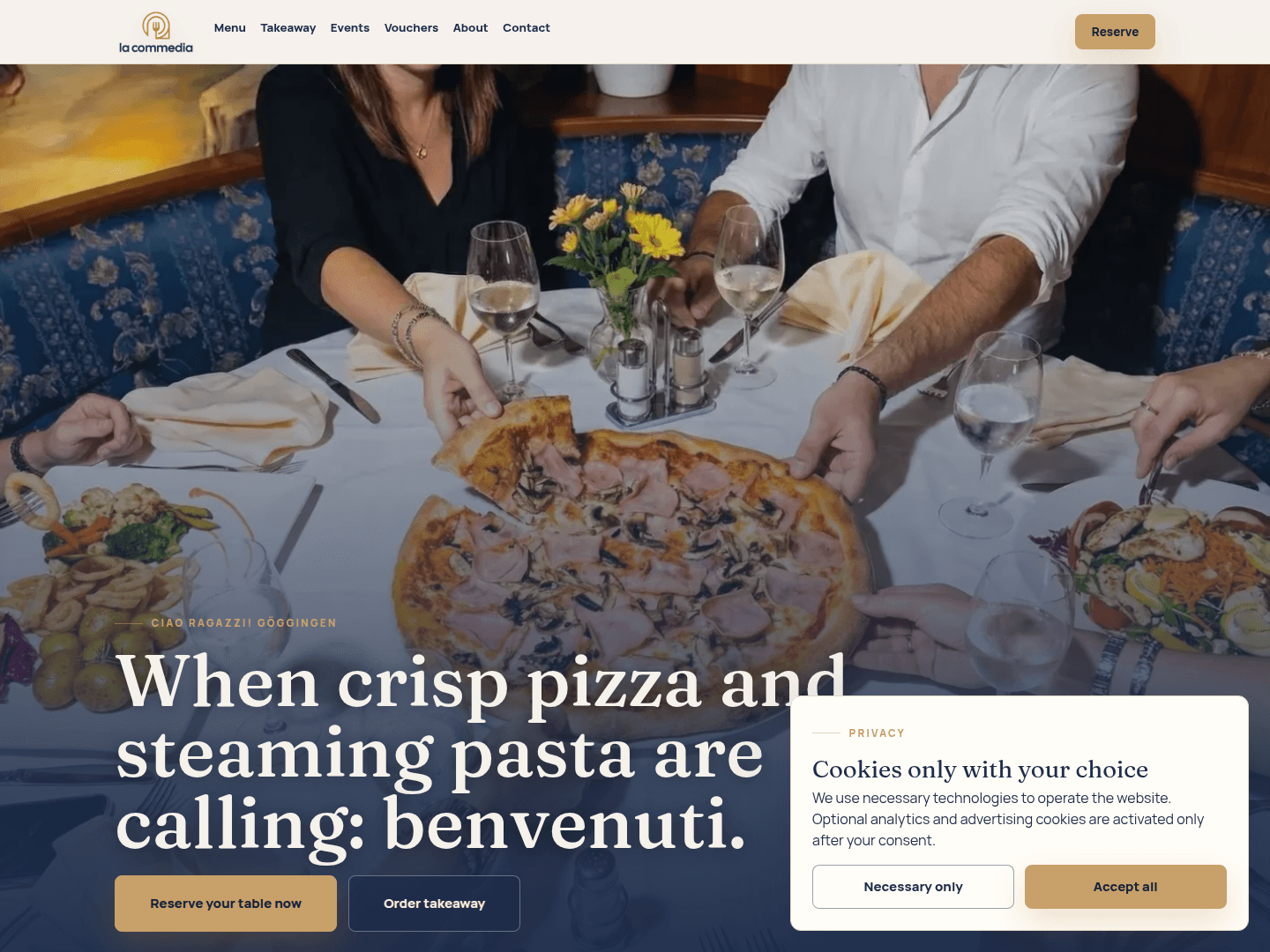 Aktuelle Startseite von La Commedia mit Pizza und Gästen am Tisch