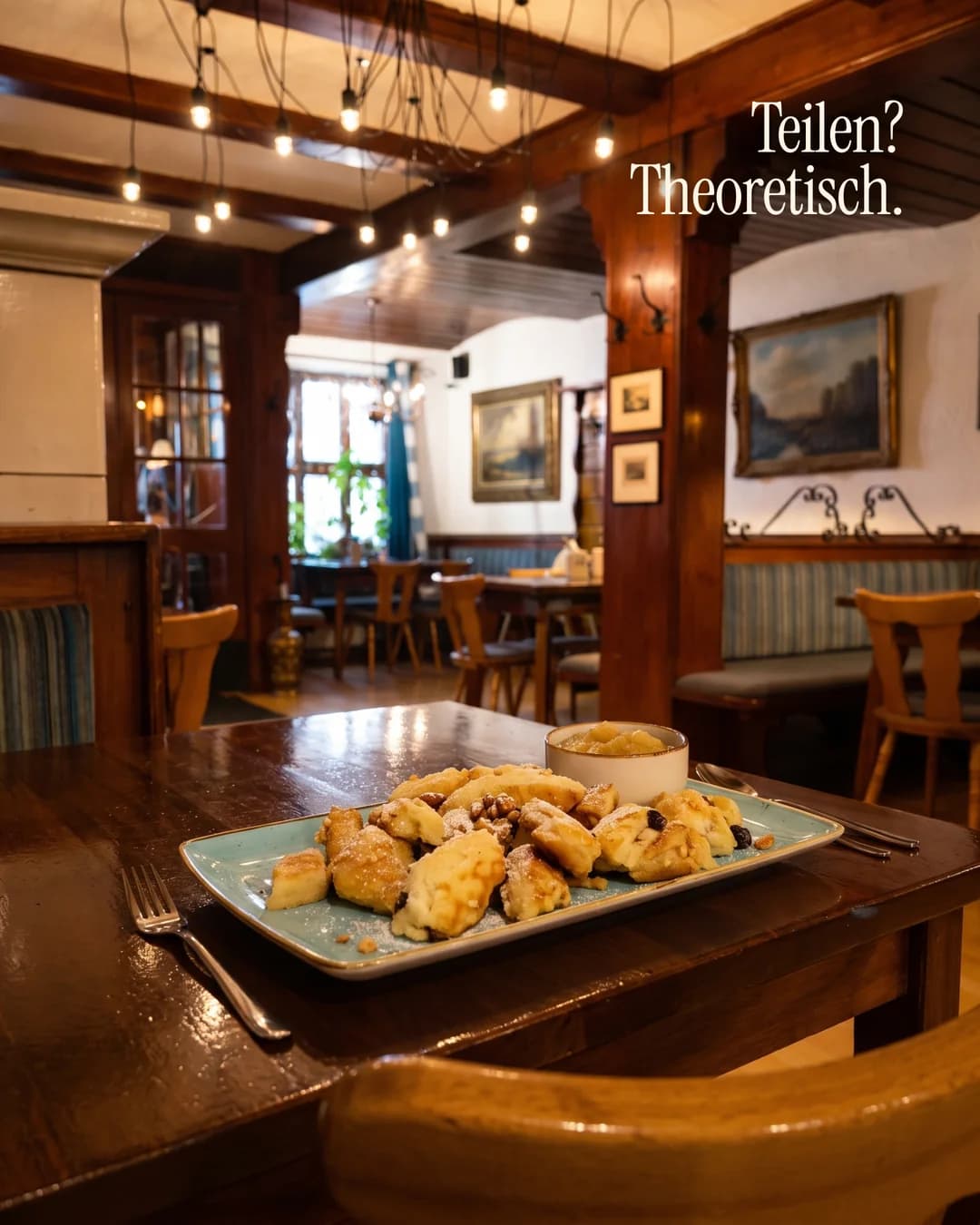 Dill-Motiv mit Kaiserschmarrn auf einem Holztisch im Restaurant