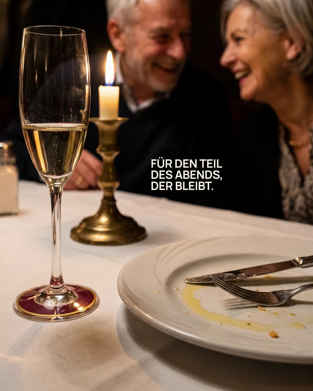 La-Commedia-Motiv mit einem leeren Teller, Weinglas und lachenden Gästen