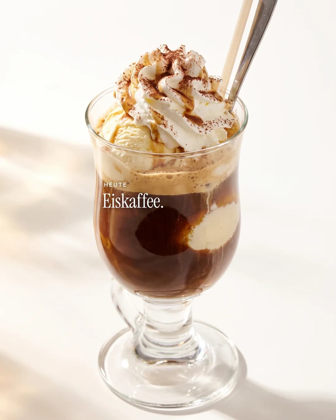 La-Commedia-Produktmotiv mit einem Eiskaffee vor hellem Hintergrund