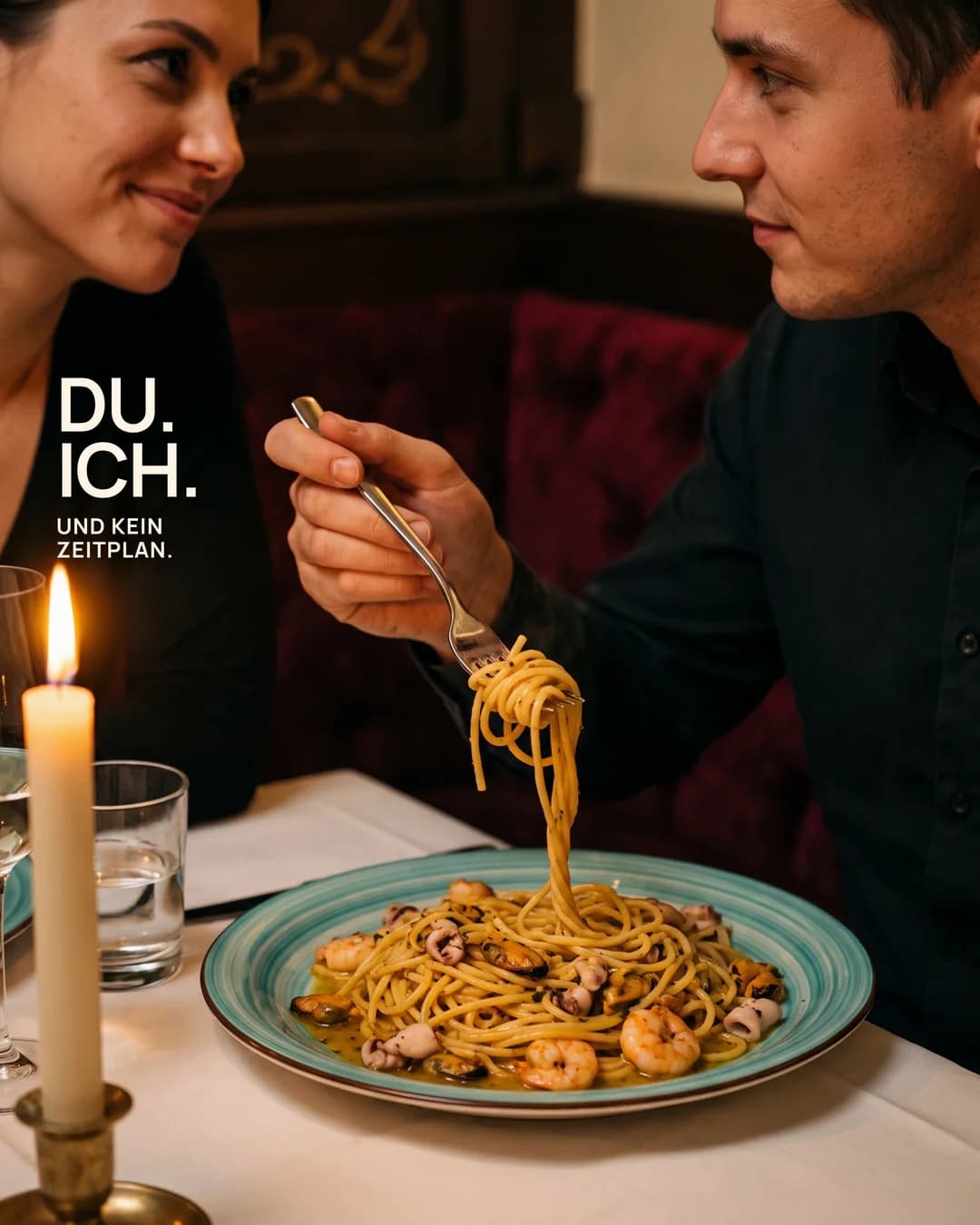 La-Commedia-Motiv mit einem Paar bei Pasta und dem Text Du. Ich. Und kein Zeitplan.