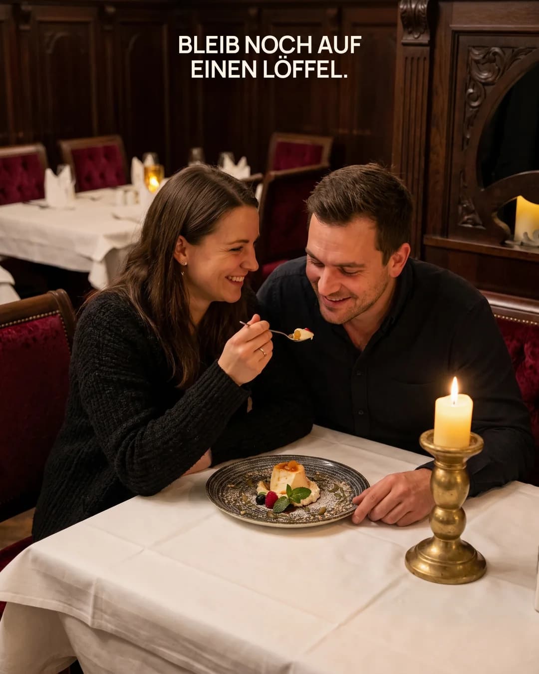 La-Commedia-Motiv mit einem Paar beim Dessert bei Kerzenlicht