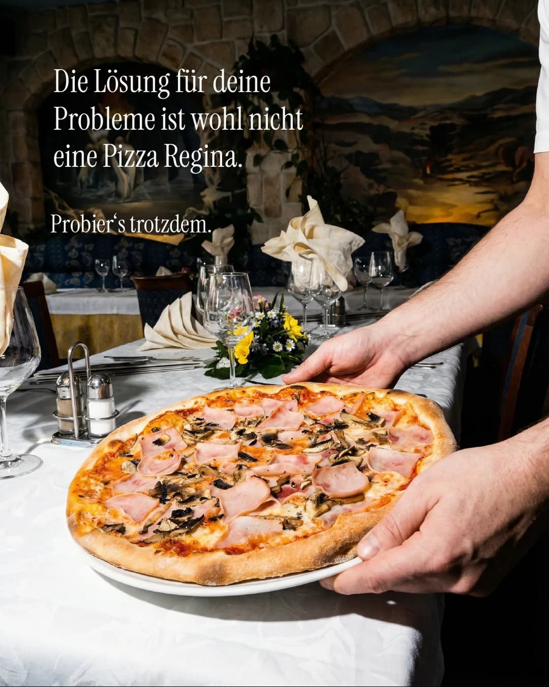 La-Commedia-Angebotsmotiv mit Pizza Regina im Restaurant