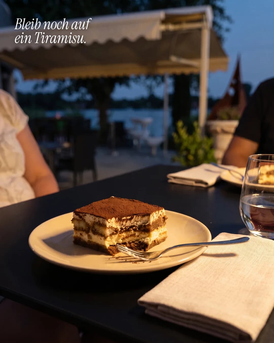 La-Commedia-Motiv mit Tiramisu auf der Terrasse am Abend