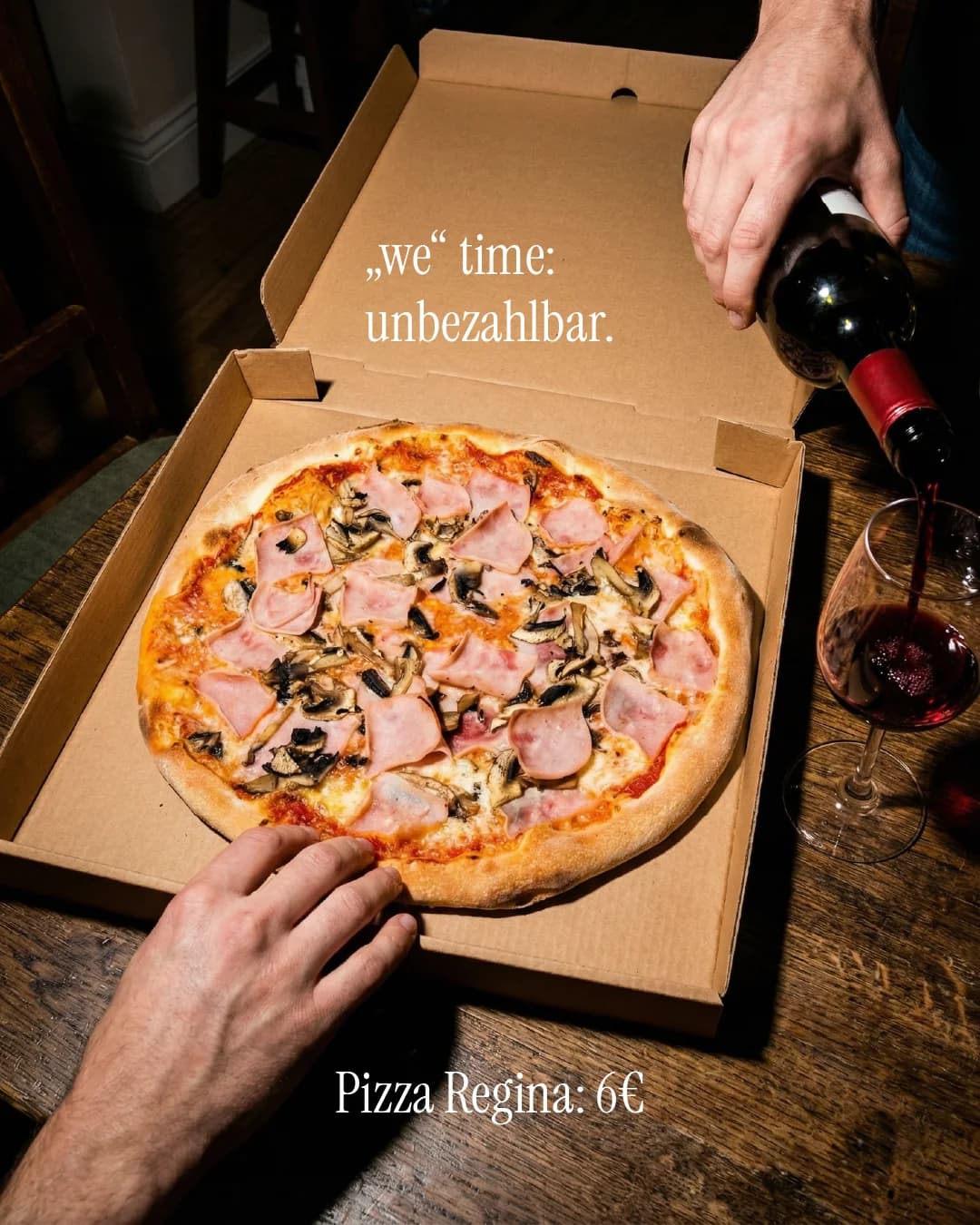 La-Commedia-Angebotsmotiv mit Pizza, Rotwein und dem Text we time
