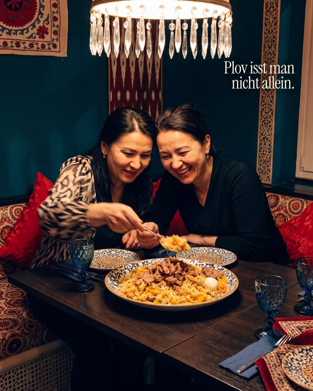 Marakand-Motiv mit zwei Frauen beim gemeinsamen Plov-Essen